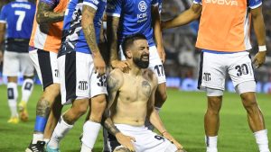 Valoyes le pegó un pelotazo al juez de línea y Talleres pasó a la final de la Copa Argentin