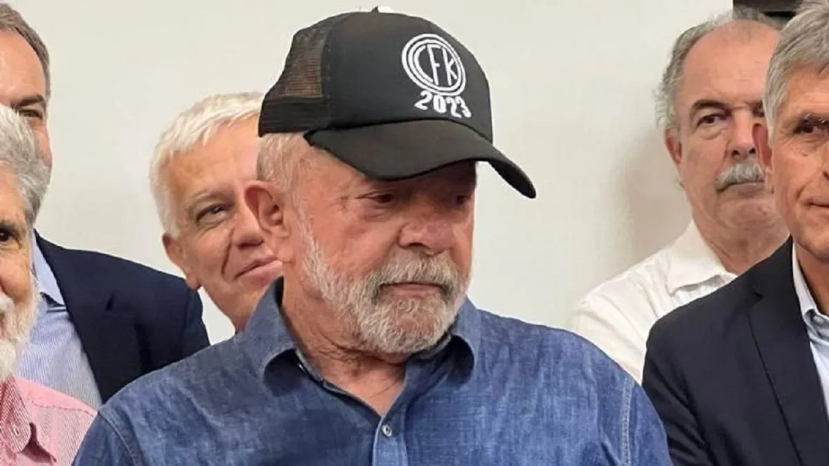 "CFK 2023": la gorra que lució Lula tras imponerse en el balotaje en Brasil. 