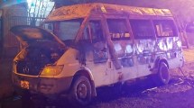 Imagen de Un incendio intencional afectó un minibus en Centenario