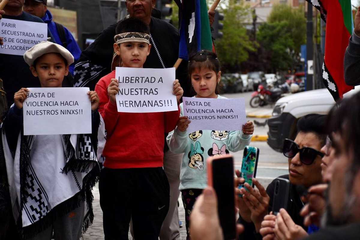 Desde la Confederación Mapuche de Neuquén denunciaron que los niños del lof Lafken Winkul Mapu fueron perseguidos durante 12 horas por las fuerzas armadas. (Foto Matías Subat).-