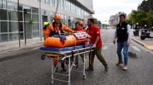 Imagen de Video: cortaron la calle frente a un lujoso hotel de Neuquén, por un simulacro a más de 50 metros de altura