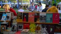 Imagen de Fiesta de lectores: brotaron los libros y se llenó la plaza de Roca