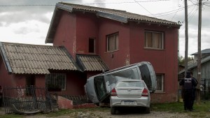 Estaba alcoholizado, volcó, impactó contra otro auto y quedó incrustado contra una reja en Bariloche