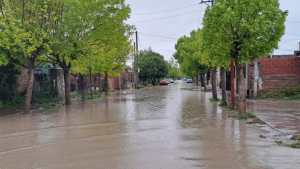 La lluvia sorprendió a Viedma y generó calles anegadas