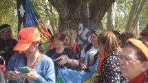 Imagen de Comunidades mapuches se movilizaron en el puente carretero de Cipolletti y Neuquén por los conflictos en Villa Mascardi