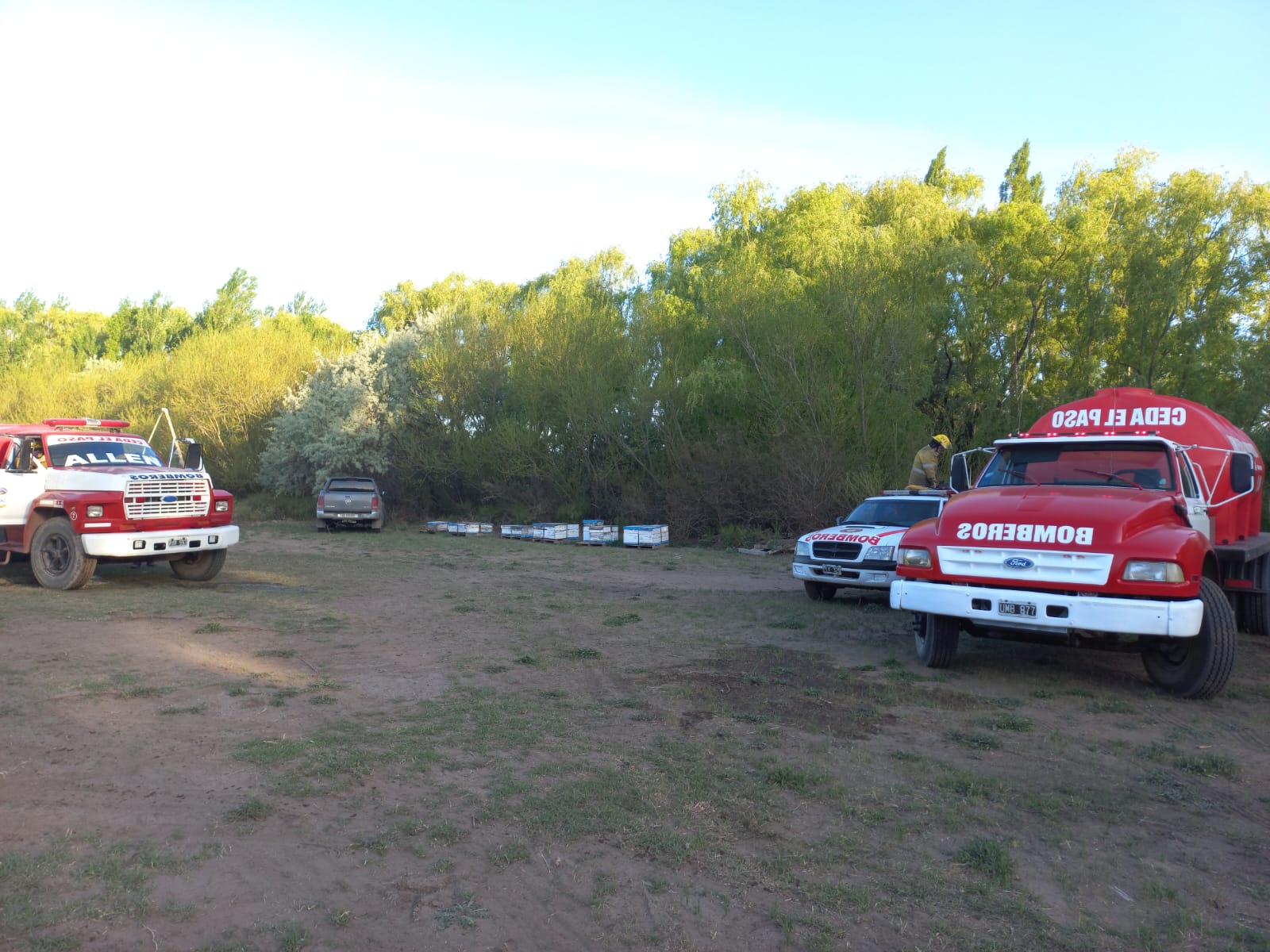 Ayer, dos dotaciones de Bomberos Voluntarios de Roca y una de Allen, intervinieron en el incendio de pastizales. Foto Gentileza. 