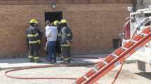 Imagen de Feroz incendio de vivienda se desató en Roca mientras un nene de cinco años estaba adentro