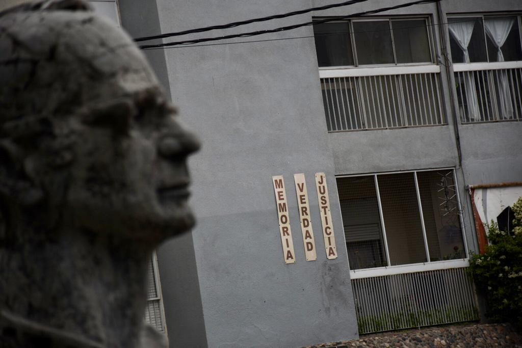 El edificio ubicado en avenida Argentina y Periodistas Neuquinos fue señalizado como sitio de la memoria en 2018. En diagonal custodia el monumento a Walsh. Foto Matías Subat