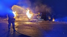 Imagen de Un camión cisterna se incendió tras volcar en la ruta 6 cerca de Rincón de los Sauces