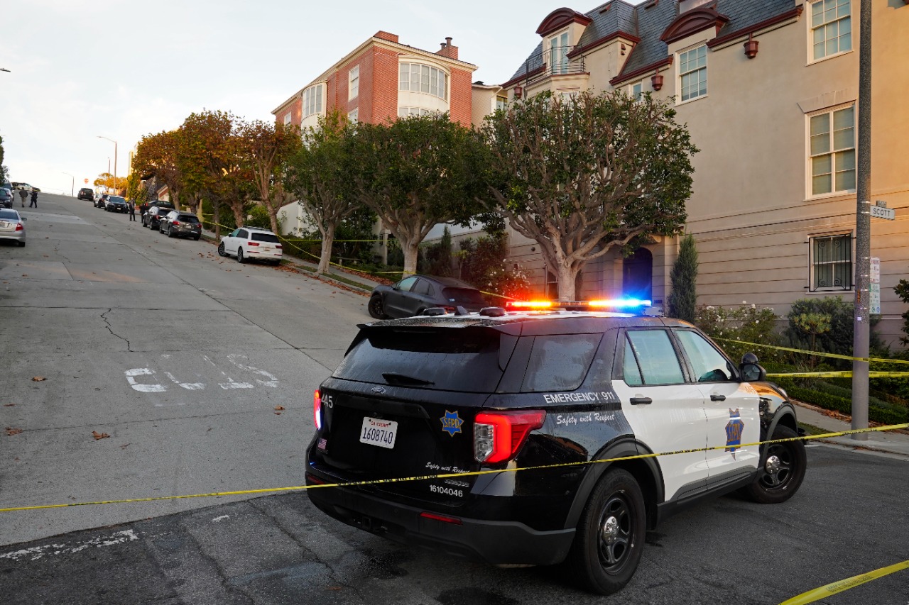 La policía bloquea la calle en la que está la casa de Nancy Pelosi. 