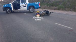 Dos mujeres internadas por un accidente tras reventarse la cubierta de su moto, en Neuquén