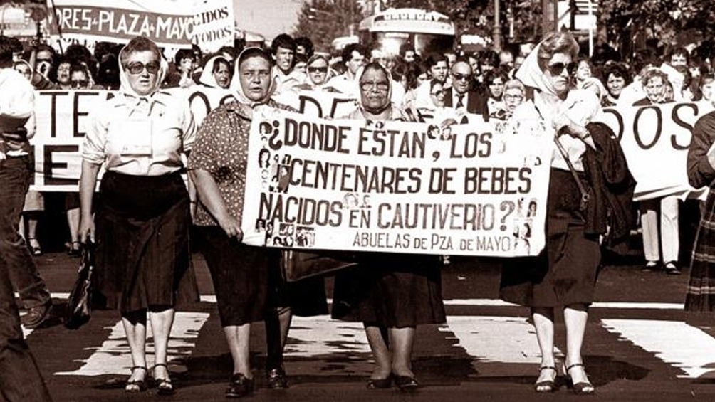 Las fundadoras de las Abuelas de Plaza de Mayo fueron 12 madres y abuelas de desaparecidos.