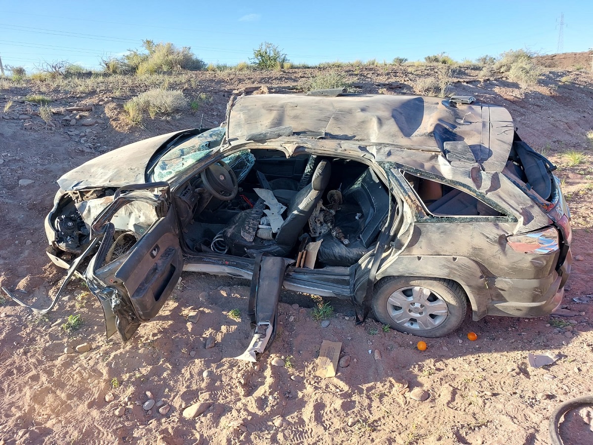 El conductor del vuelco en Picún Leufú fue trasladado a Neuquén y se encuentra grave. Foto: gentileza