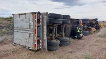 Imagen de Por el fuerte viento volcó un camión que trasladaba carne en Picún Leufú y hubo cortes de luz