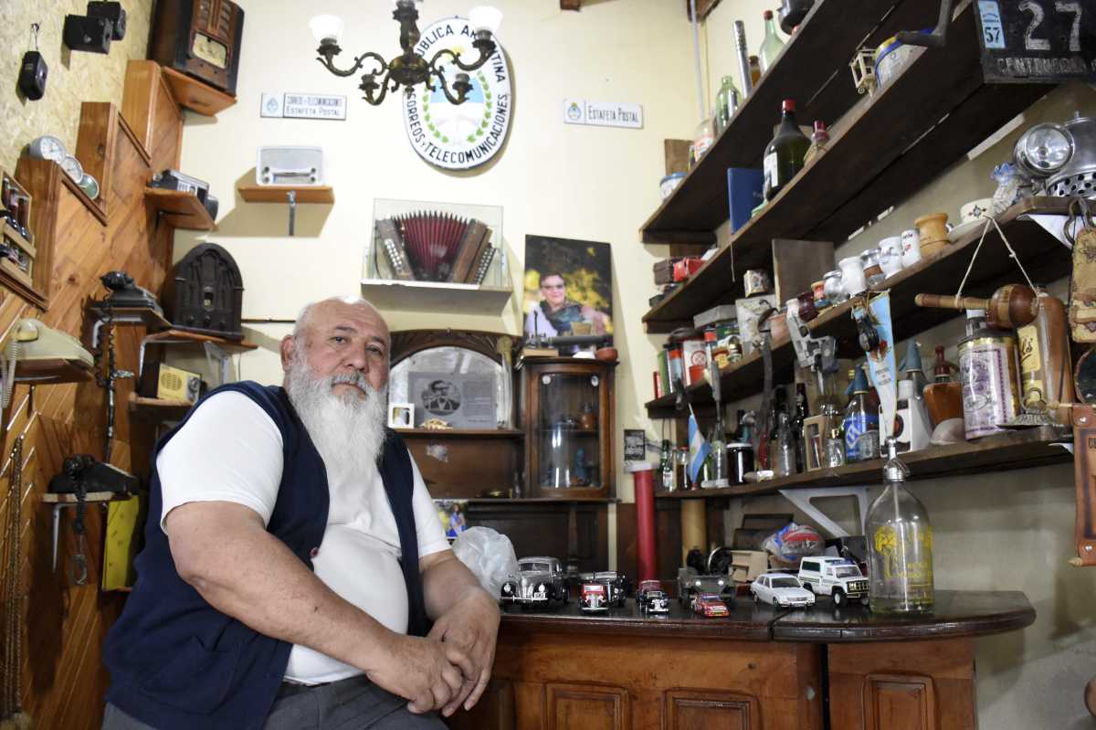 Orlando Morales, en su casa museo de Centenario preserva la historia de la ciudad neuquina que hoy cumple 100 años. Foto: Matías Subat.