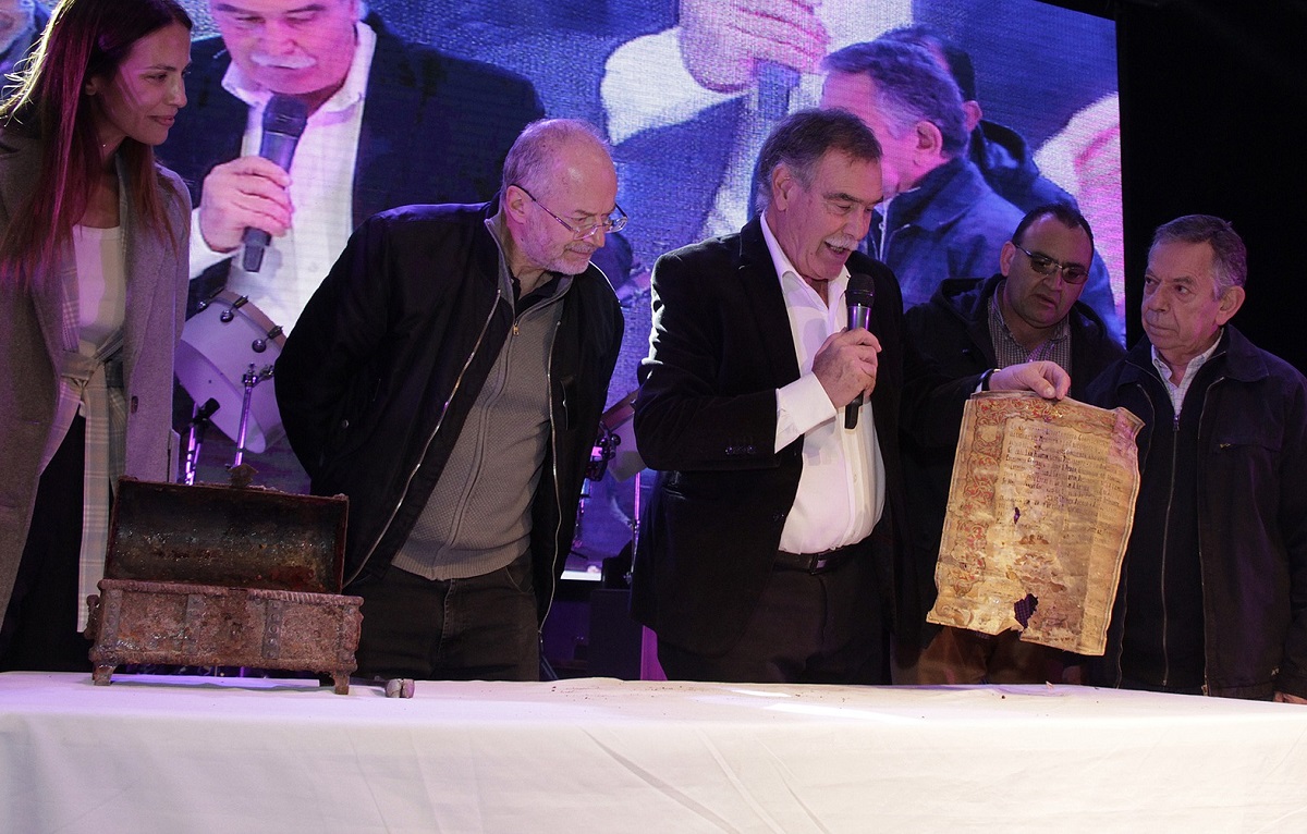 El cofre fue expuesto en la fiesta de los 100 años de Centenario, pero aseguran que fue abierto antes. Foto: https://www.facebook.com/municentenario