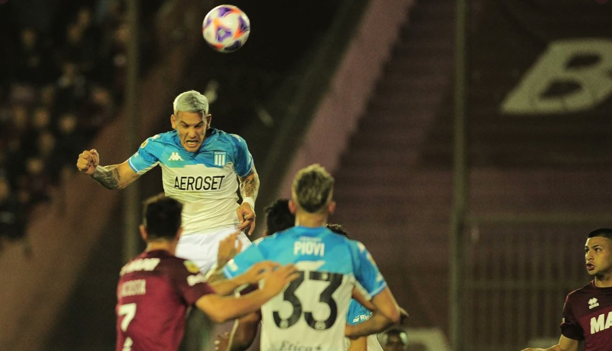 Enzo Copetti, gran protagonista del triunfo de Racing sobre Lanús en las dos áreas. 