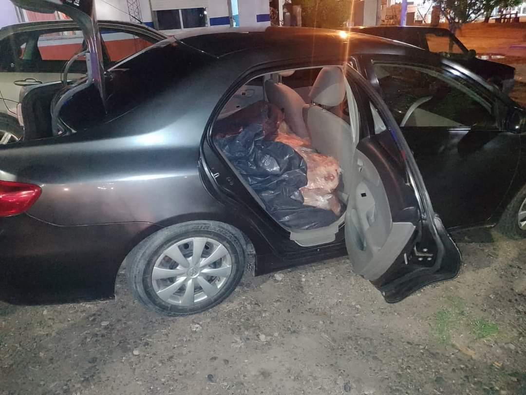 La carne era transportada en el baúl y el asiento trasero del vehículo. (Foto gentileza)