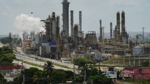 Irán pone en marcha una refinería en Venezuela tras un contrato millonario