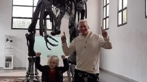 Imagen de Polémica porque dejaron tocar el dinosaurio de El Chocón al hijo de Flavio Mendoza