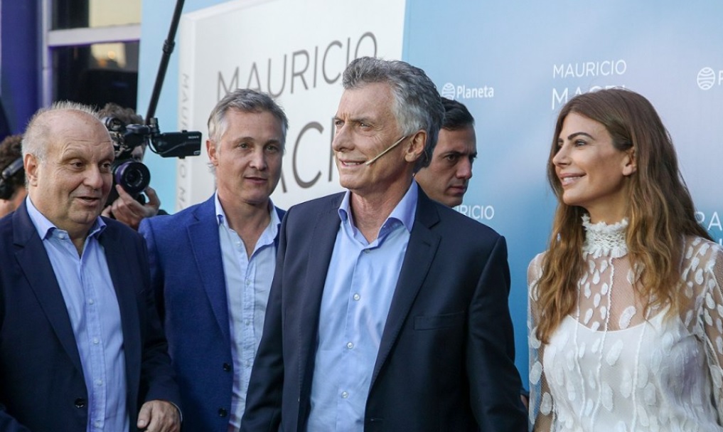 El expresidente junto a su esposa Juliana Awada y miembros de Juntos por el Cambio.