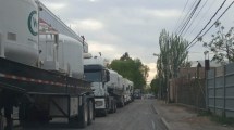 Imagen de Fila de camiones bloquea un barrio de Neuquén y quieren que se vaya la VTV