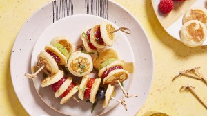 Brochettes de mini pancakes y frutas