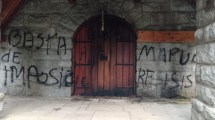 Imagen de Aparecieron pintadas con consignas mapuches en dos iglesias de Villa La Angostura