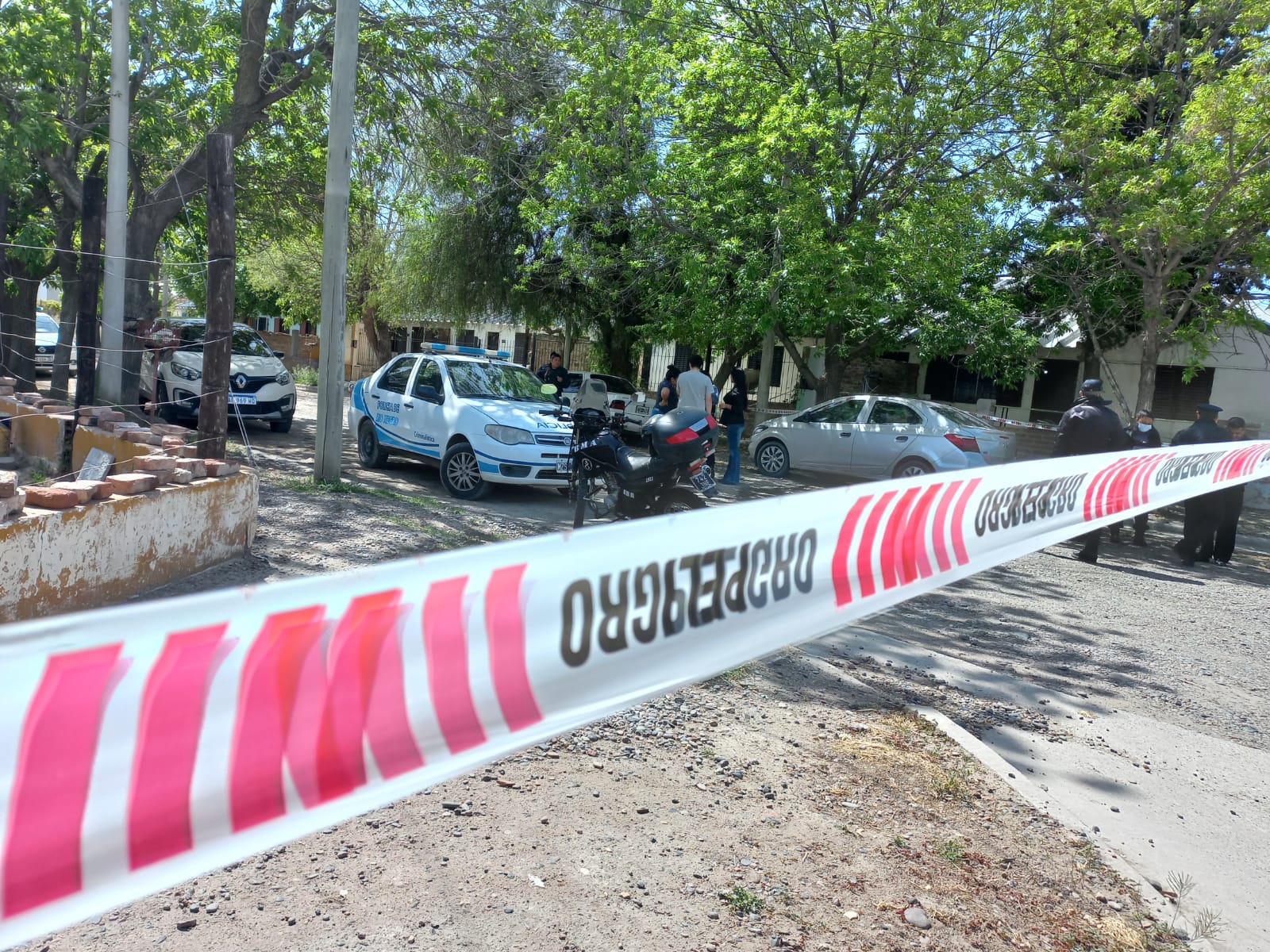 Cerca de las 13 se escuchó el disparo de arma de fuego en la vivienda ocupada por la pareja de policías. (foto: Luis Leiva)