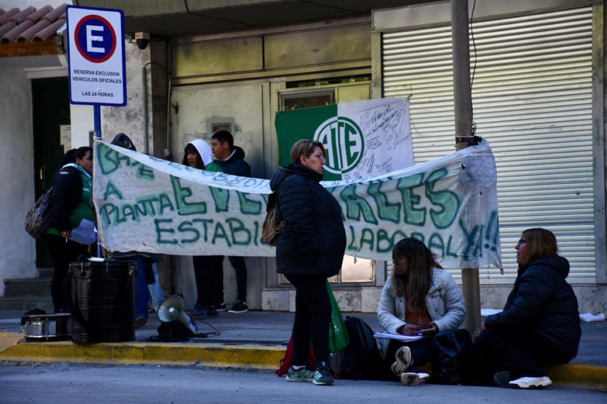 Trabajadores de ATE mantienen un corte en el centro de Neuquén. Foto: Matías Subat