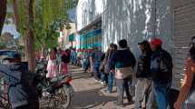 Imagen de Desde la medianoche, vecinos hacen guardia en Anses de Roca para anotarse al nuevo IFE