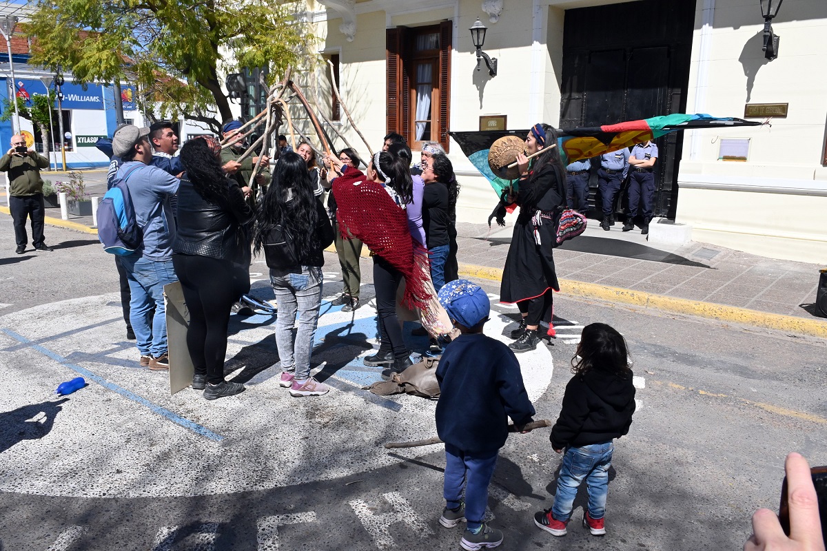 En Viedma se exigió la liberación de las mujeres mapuches. Foto Marcelo Ochoa.