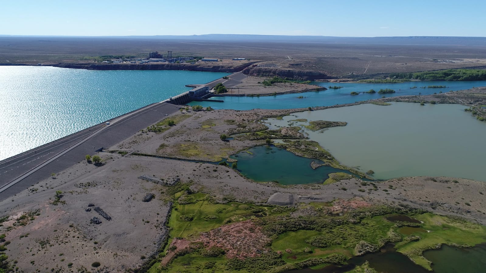 A la derecha, lagunas de puesto Rivas. El rincón de las carpas. Fotos: @CarpeandoNeuquen.