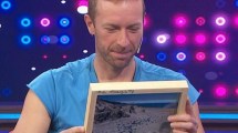 Imagen de El líder de Coldplay se llevó un cuadro de los elefantes marinos entre la basura en Península Valdés