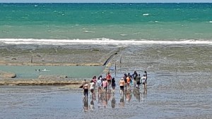 «Esto es hermoso»: La alegría de los chicos del norte neuquino que viajaron a Las Grutas a conocer el mar