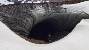 Video: un turista brasileño entró a una cueva prohibida en Ushuaia y murió aplastado por una placa de hielo