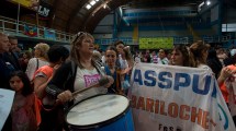 Imagen de Protesta, tensión y retiro de la gobernadora Carreras de un acto ante una protesta de Asspur en Bariloche