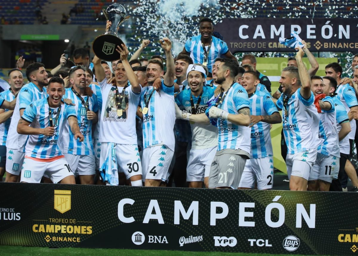 Racing levantó el Trofeo de Campeones en un partido caliente.