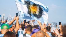 Imagen de Río Negro desde Qatar: mirá el primer banderazo de los hinchas argentinos en el Mundial