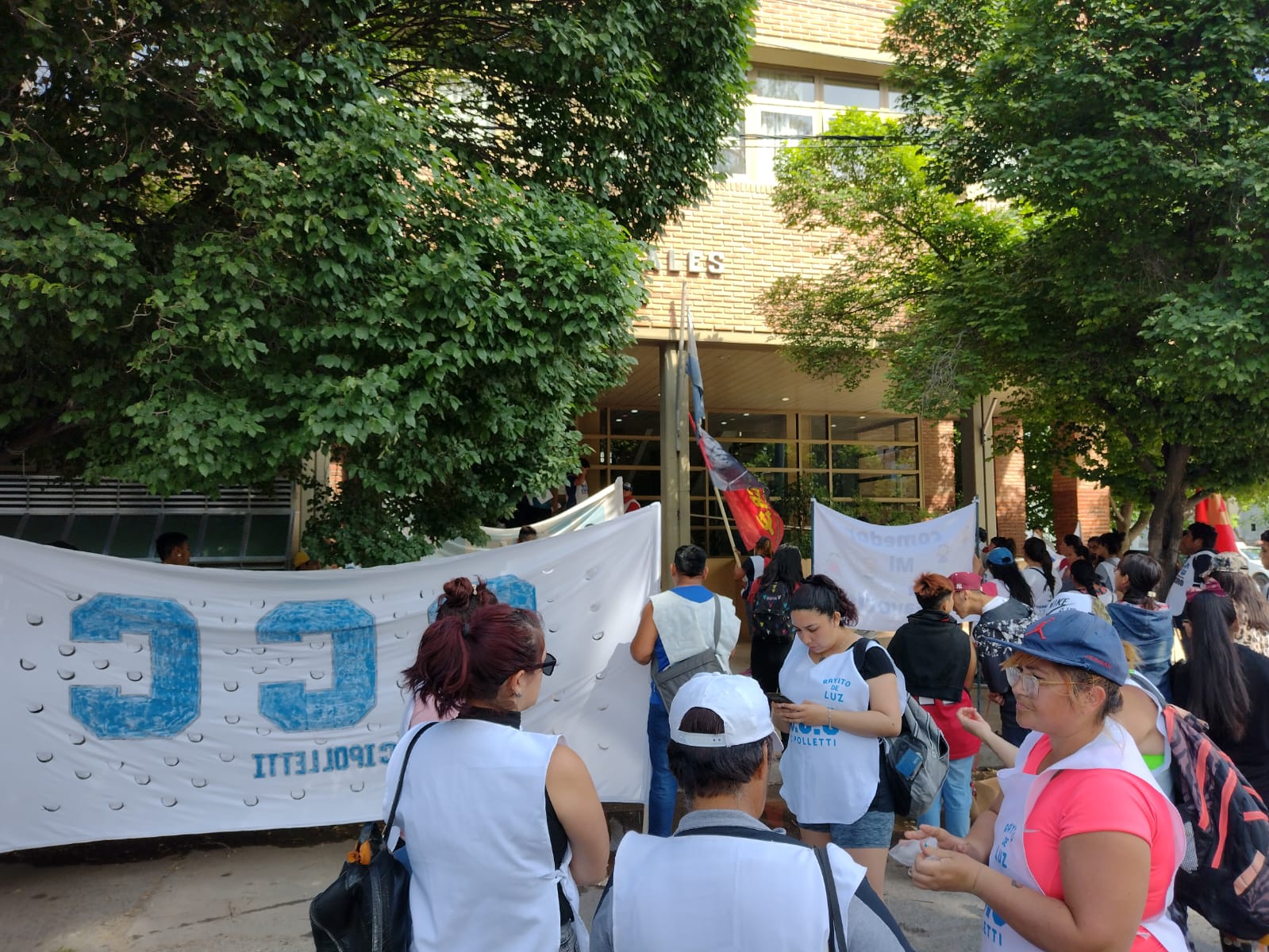 La marcha en Roca ocurre en simultáneo con otros puntos del país. Foto Daniel Quilodrán