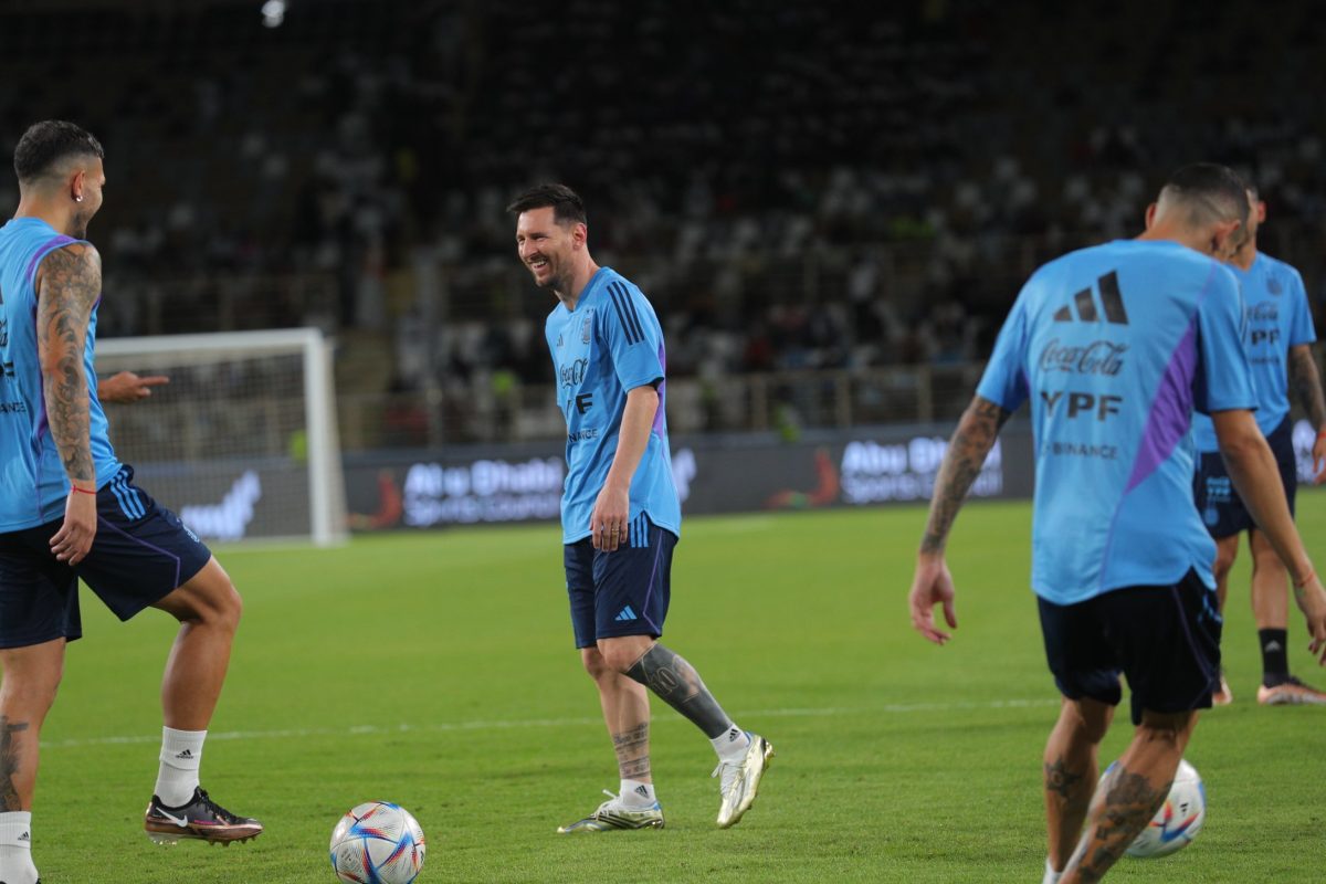 Messi se mostró feliz durante su primera práctica con la selección. (Foto: AFA)