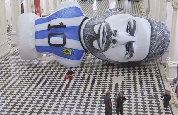 El inflable gigante de Lionel Messi lo hizo un artista platense. 