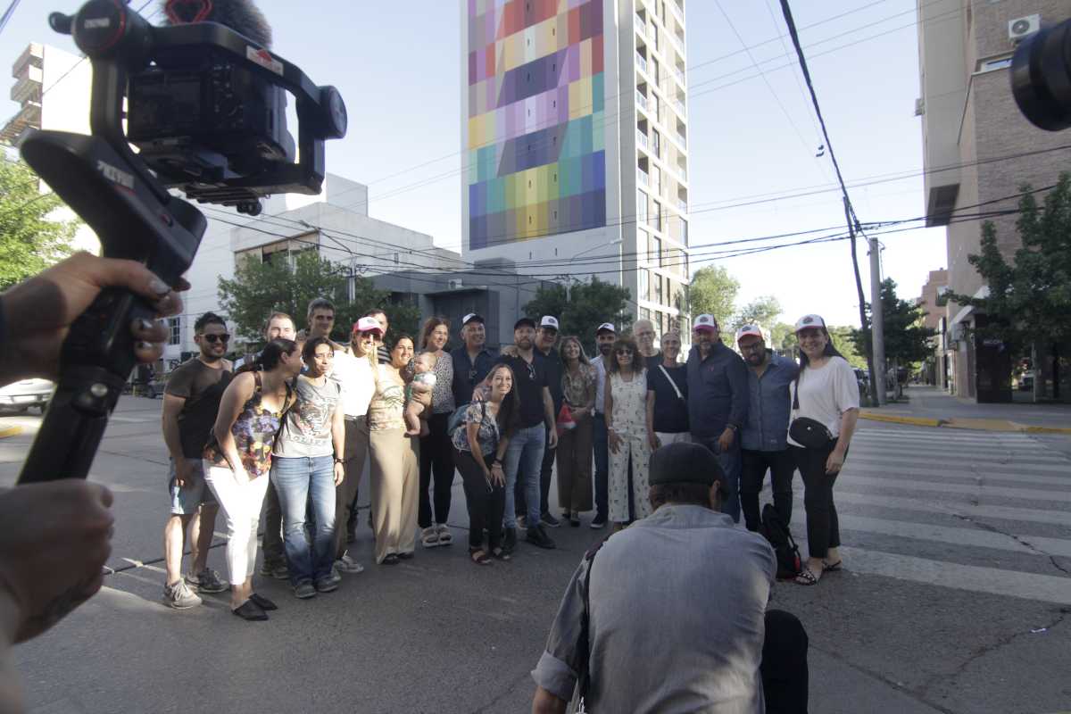 La inauguración formal se realizó el sábado por la tarde, con las muralistas de Neuquén, el autor de la obra y los empresarios que terminaron el edificio de Carlos H Rodríguez y La Rioja (foto Oscar Livera)