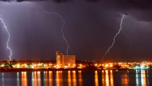 Impresionante: así caían los rayos sobre Puerto Madryn en la tormenta