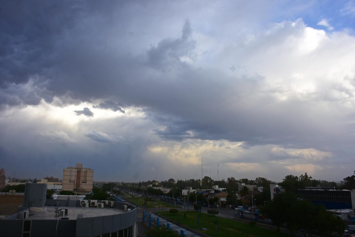 Las tormentas comenzarán a registrarse este lunes, por la tarde. Foto: Andrés Maripe.-
