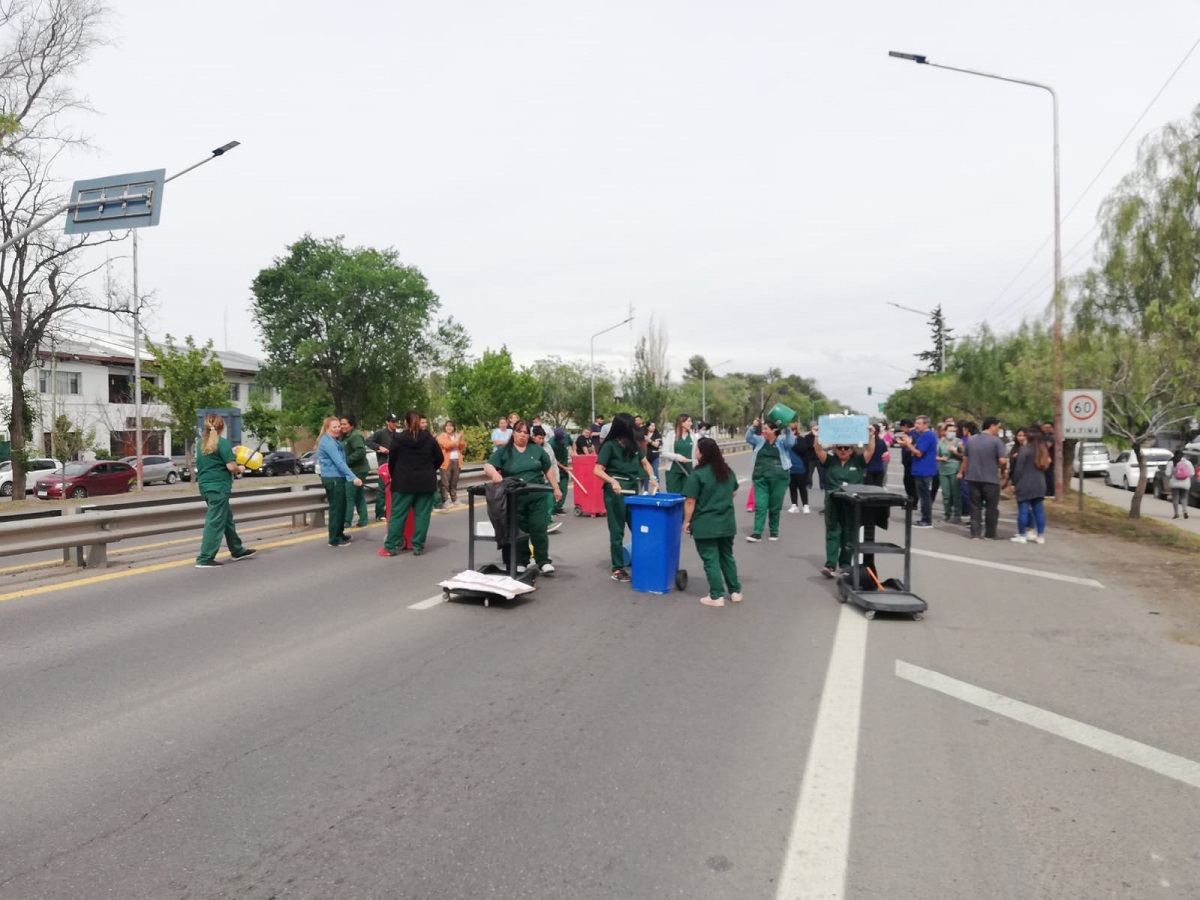 Los trabajadores agrupados en ATE se unieron a los de servicios tercerizados para cortar la Ruta 22, frente al hospital Bouquet Roldán. (Foto gentileza Somos El Valle).-