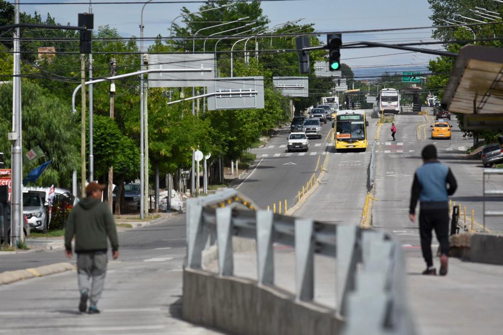 Una reunión con el municipio desarticuló el paro de colectivos y determinó como continuarán con el Metrobús. Foto: Matías Subat.