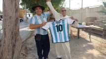 Imagen de Mundial Qatar 2022: al gaucho del norte neuquino los taxistas árabes le dejaron de diez la bandera de la Argentina