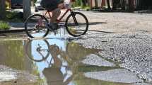 Imagen de Video: en medio del calor, a estos vecinos de Cipolletti se les formó una pileta, pero de cloacas