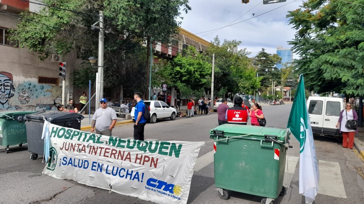 Hubo protestas en las puertas del hospital Castro Rendon y en el monumento a San Martín, por distintas cuestiones. Foto: Gentileza. 